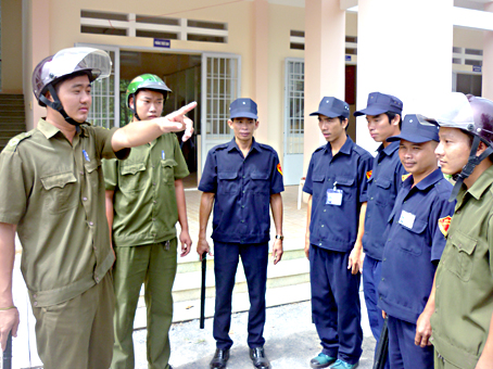 Phó trưởng công an xã Thiện Tân Nguyễn Duy Phương (bìa trái) phân công nhiệm vụ cho lực lượng công an và dân phòng xã trước giờ tuần tra.