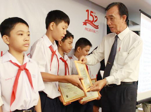 Phó Chủ tịch Hội Khuyến học TP. Biên Hòa trao giấy khen cho học sinh