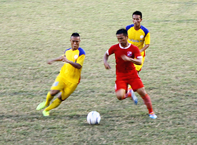  U21 Đồng Nai (áo đỏ) thua  đáng tiếc trước chủ nhà U21 Sanna KH (áo vàng)
