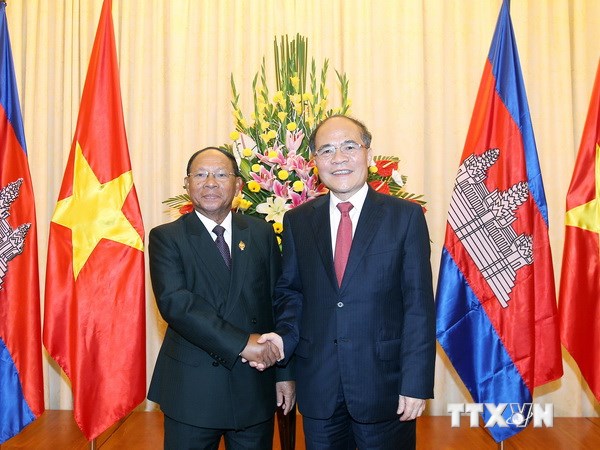 Chủ tịch Quốc hội Nguyễn Sinh Hùng chủ trì Lễ đón và hội đàm với Ngài Samdech Heng Samrin, Chủ tịch Quốc hội Vương quốc Campuchia.