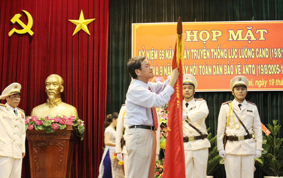 Đồng chí Đinh Quốc Thái trao huân chương bảo vệ an ninh tổ quốc cho các tập thể.
