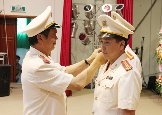 Thiếu tướng Nguyễn Văn Khánh trao quyết định thăng cấp bậc hàm cho các đồng chí từ Thượng tá lên Đại tá.