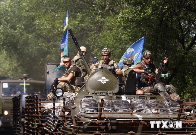 Xe tăng quân đội Ukraine tiến vào thành phố Kramatorsk, miền đông Ukraine ngày 14/8. (Ảnh: AFP/TTXVN)