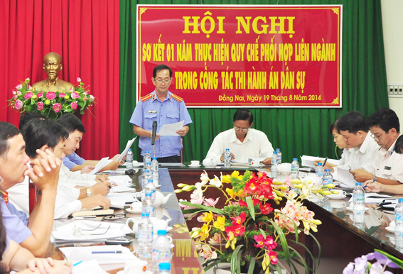 Ông Trần Huy Hùng, phó viện trưởng viện kiểm sát nhân dân tỉnh báo cáo kết quả thực hiện quy chế
