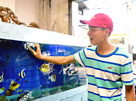 Anh Trần Khánh Nhật vệ sinh hồ cá.