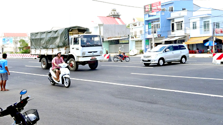 Các giao lộ giữa đường nội ô thị trấn Long Thành và đường tránh chưa có đèn tín hiệu giao thông nên gây ra mất an toàn ở các nơi này.