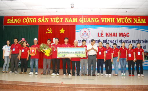 Đoàn TX. Long Khánh nhận cờ , quà lưu niệm của ban tổ chức tại lễ khai mạc
