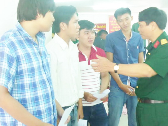Đại tá Nguyễn Công Anh, Phó chính ủy Bộ CHQS tỉnh trò chuyện với thanh niên trúng tuyển NVQS trong ngày nhận lệnh gọi nhập ngũ tại TP.Biên Hòa