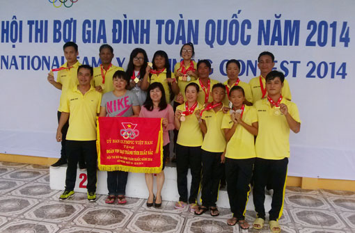 Đoàn VĐV bơi gia đinh Đồng Nai với cờ hạng nhất toàn đoàn