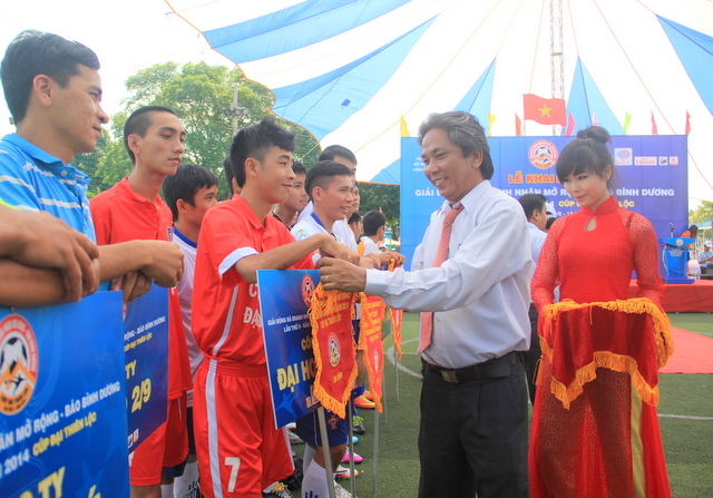 Ông Nguyễn Quang Hiệp TBT báo Bình Dương Trưởng BTC giải tặng cờ lưu niệm cho các đội