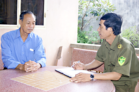 Ông Nguyễn Văn Điệp (phải) đang lấy lời khai bị hại để điều tra một vụ trộm xe máy trên địa bàn.
