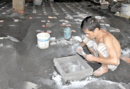 Anh Nguyễn Văn Đạt (40 tuổi) là người thợ trẻ hiếm hoi còn gắn bó với nghề đúc gang ở xã Thạnh Phú.