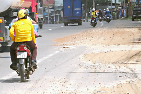 Nhiều đoạn quốc lộ 51 qua xã An Phước (huyện Long Thành), cát tràn chiếm quá phần đường xe 2 bánh nhưng không được quét dọn.