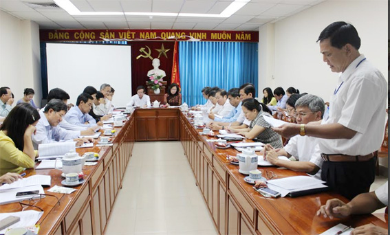  Phó Giám đốc Sở Nội vụ Nguyễn Văn Thuộc đóng góp ý kiến tại buổi làm việc.