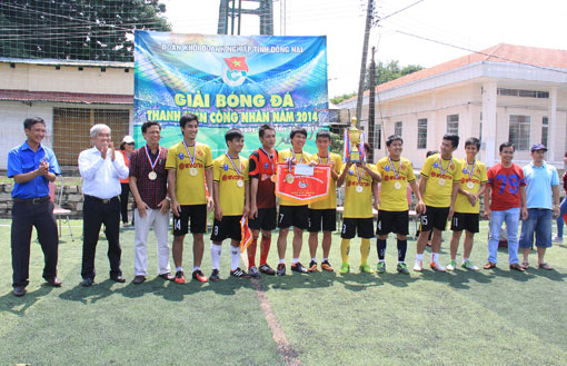 Ban tổ chức trao cúp cho đội vô địch hạng B.