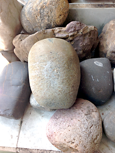 Viên đá lạ nằm trong đống đá. Ảnh: B.Thuận