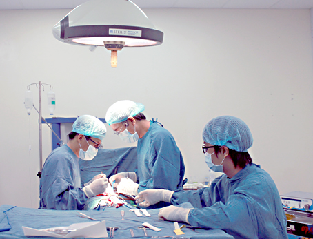 Bác sĩ  Hoàng Văn Thuận mổ thoát vị đĩa đệm cho một bệnh nhân. 