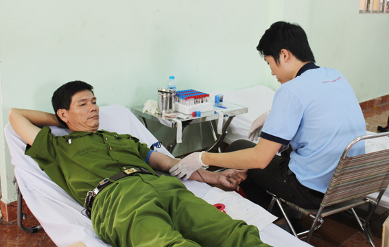 Các chiến sĩ Công an TP.Biên Hòa tham gia hiến máu.