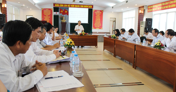 Phó chủ tịch UBND tỉnh Trần Minh Phúc làm việc tại Donataba. Ảnh: B. Nguyên