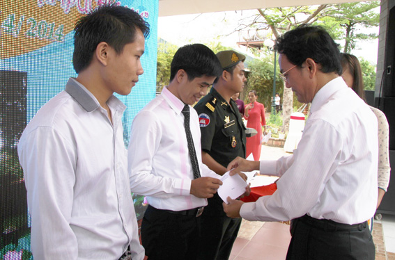 Đồng chí Võ Văn Chánh, Phó chủ tịch UBND tỉnh trao học bổng cho sinh viên Campuchia học tập tại Đồng Nai trong một chương trình gặp mặt sinh viên.