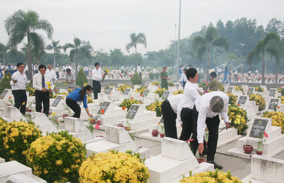 các đại biểu dâng hương tại Nghĩa trang Liệt sĩ tỉnh.