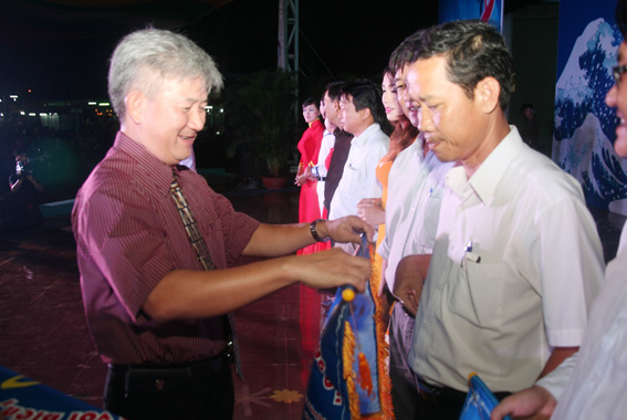 Ông Lê Kim Bằng, Quyền giám đốc Sở Văn hóa – thể thao và du lịch tặng cờ lưu niệm cho các đơn vị.