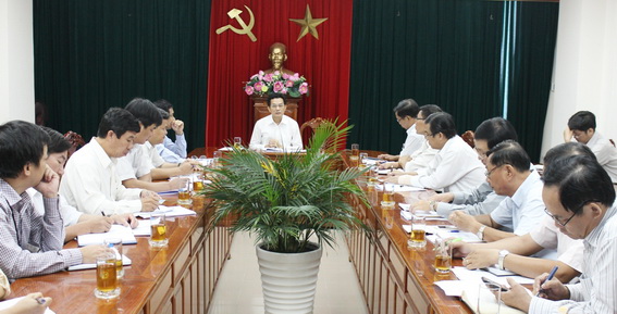 Phó chủ tịch UBND tỉnh Võ Văn Chánh chủ trì cuộc họp.