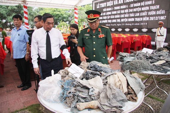 Đồng chí Lê Hồng Anh (bìa trái) xem lại những  di vật của các liệt sĩ được tìm thấy