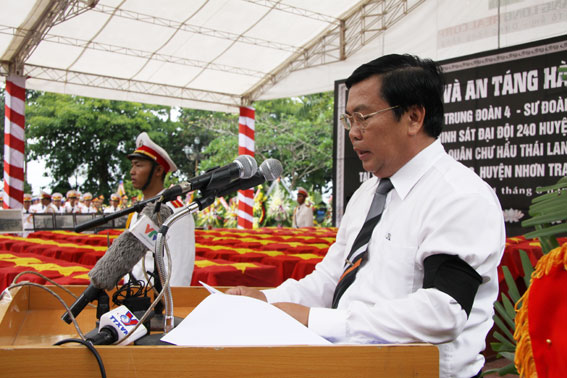 Đồng chí Quách Hữu Đức, Bí thư Huyện ủy Nhơn Trạch đọc điếu văn tưởng nhớ các liệt sĩ