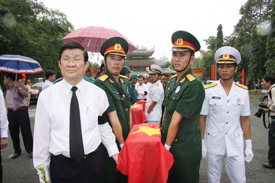 Đồng chí Trương Tấn Sang dẫn đầu đoàn di quan các hài cốt liệt sĩ sang an tán tại Nghĩa trang liệt sĩ huyện.