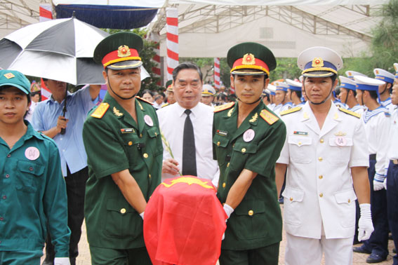 Đồng chí Lê Hồng Anh đưa các liệt sĩ sang an táng tại nghĩa trang