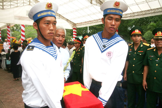 Đồng chí Lê Hồng Phươnguyên Phó bí thư thường trực Tỉnh ủy tham gia nghi thức di quan