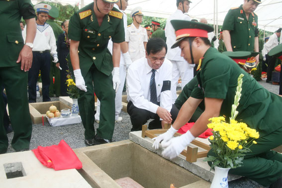 Đồng chí Trần Đình Thành chứng kiến lễ an táng