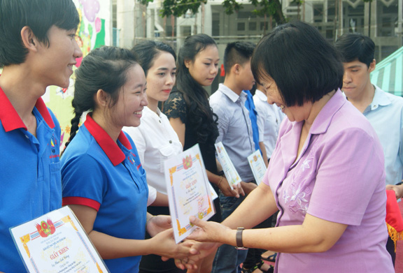 Bà Nguyễn Thị Ngọc Dung, giám đốc Nhà thiếu nhi tỉnh tặng giấy khen cho đại diện các cá nhân có nhiều đóng góp trong hè