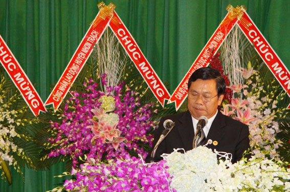 Đồng chí Quách Hữu Đức, Bí thư Huyện ủy đọc diễn văn tại buổi lễ