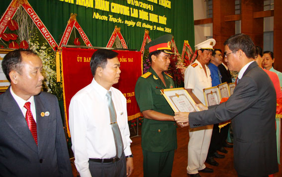 Đồng chí Đinh Quốc Thái tặng bằng khen cho các tập thể có thành tích xuất sắc trong quá trình 20 năm thành lập huyện.