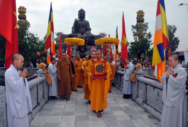 Các vị hòa thượng chuẩn bị cho nghi lễ cắt băng khánh thành Đại tượng Phật (Ảnh: TTXVN)