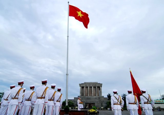 Lễ chào cờ ở quảng trường Ba Đình, trước Lăng Chủ tịch Hồ Chí Minh. (Nguồn: http://thethaovanhoa.vn)