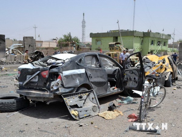 Hiện trường một vụ đánh bom xe ở Iraq ngày 9/6 vừa qua. (Nguồn: AFP/TTXVN)