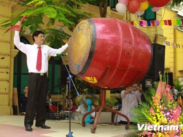 Thầy Nguyễn Quốc Bình, Hiệu trưởng trường Trung học phổ thông Việt Đức (Hà Nội) đánh trống khai trường, chính thức bắt đầu năm học mới 2014-2015 của thầy và trò. 