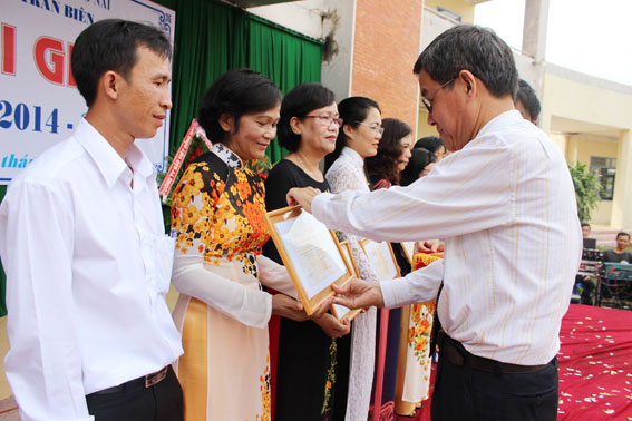 Chủ tịch UBND tỉnh Đinh  Trường THPT Trấn Biên.