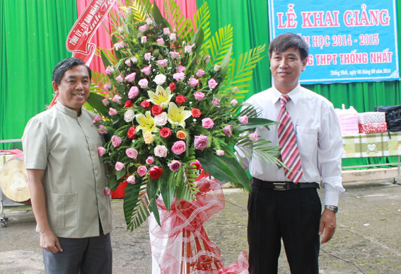 Đồng chí Huỳnh Văn Tới trao lẵng hoa chúc mừng khai giảng năm học mới cho Trường THPT Thống Nhất, huyện Thống Nhất
