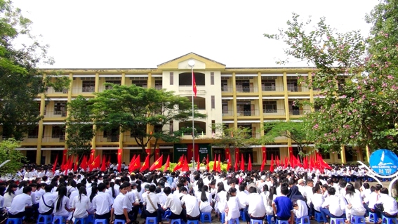 Quang cảnh lễ khai giảng tại Trường THPT Bình Sơn