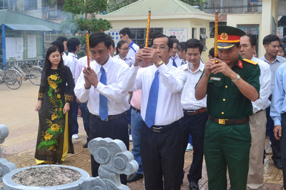 Đồng chí Vy Văn Vũ, cùng các đại biểu và tập thể giáo  viên nhà trường thắp hương tưởng nhớ danh tướng Nguyễn Hữu   Cảnh được lập tượng thờ tại nhà trường.
