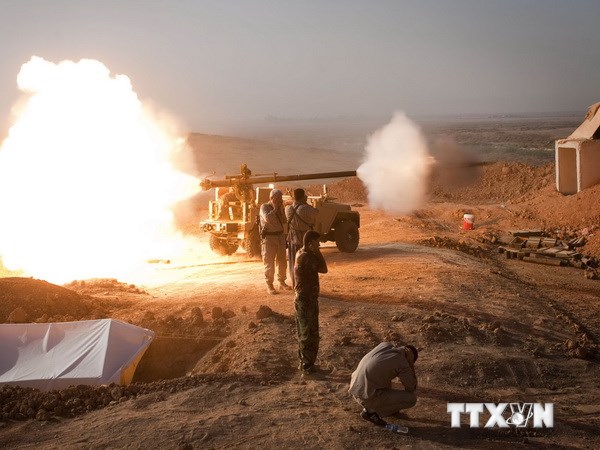 Các chiến binh người Kurd ở Iraq giao tranh với phiến quân IS tại Tuz Khurmatu. (Nguồn: AFP/TTXVN)