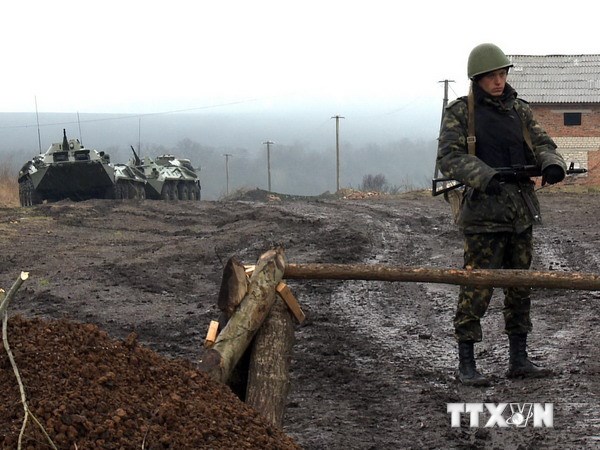 Binh sỹ Ukraine gác tại vùng Kharkiv, cách biên giới Nga khoảng 4km ngày 5/4. (Nguồn: AFP/TTXVN)