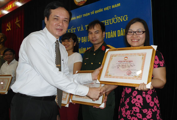Phó chủ tịch Ủy ban MTTQ Việt Nam Lê Bá Trình trao giải cho đại diện Báo Đồng Nai nhận giả B giải báo chí Vì sự nghiệp đại đoàn kết toàn dân tộc lần thứ 11. (Vũ Giang)    