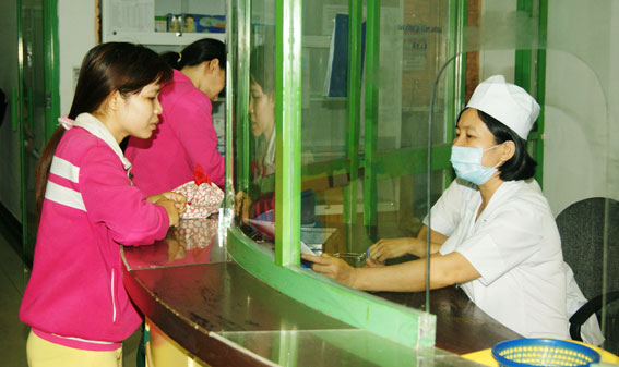 Lao động nữ được cấp thuốc tại Phòng khám BlueStar đặt tại Công ty TNHH Pouchen Việt Nam. Ảnh: N.SƠN