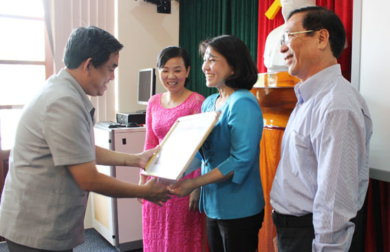 Đồng chí Huỳnh Văn Tới trao bằng khen của UBND tỉnh cho các cá nhân có thành tích xuất sắc trong việc thực hiện Chỉ thị 03 năm 2013.