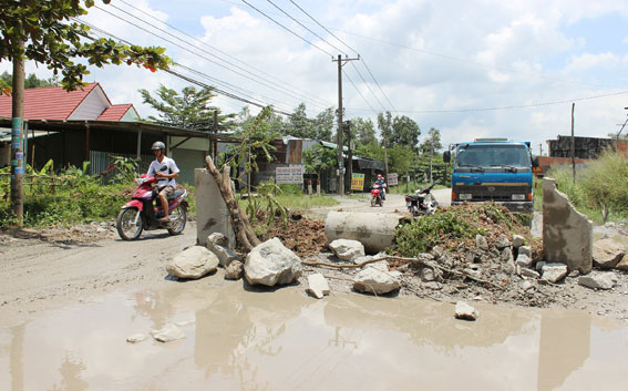 Người dân dựng “rào” chặn đường xe tải tại ấp Hương Phước, xã Phước Tân.